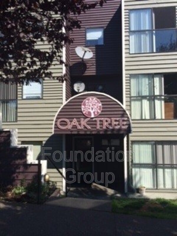 Photo - 922 N 104th St
