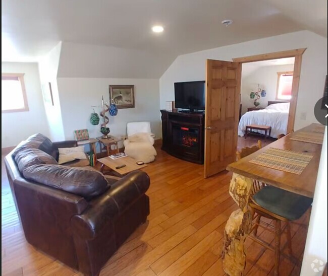 Building Photo - Fully Furnished Western Apartment Near Col...