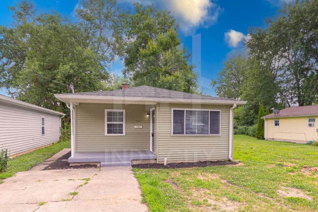 Photo - 1565 Martin St House