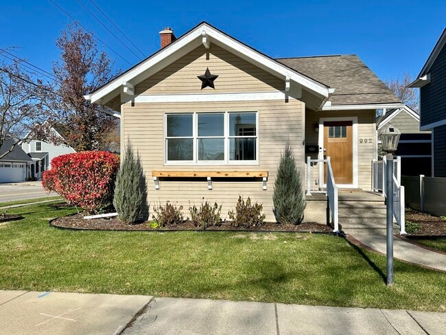 Building Photo - 992 Palmer