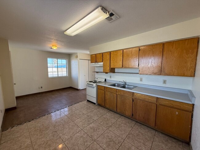 255 E 23rd St Unit 1