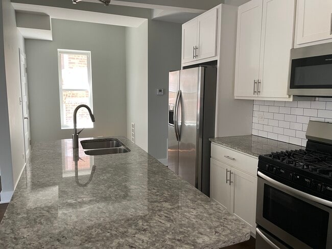 Cocina con rincón para mesa/escritorio - 3634 S Hamilton Ave