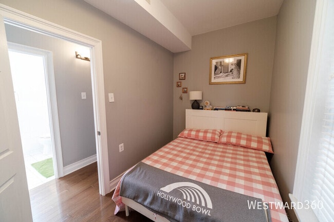 Photo - 1138 N Winchester-2 Unit 2