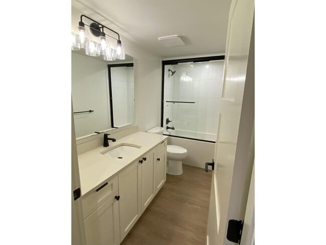 Photo - 19811 75 Ave