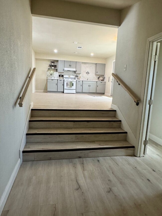 Photo - 3 Bedroom 2 Bath unit in duplex MOVE IN RE... Unidad 102