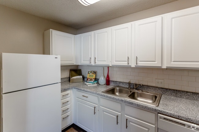 2BR, 1.5 BA - 925 SF