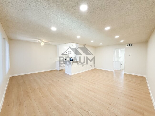 Photo - 6041 Whitsett Ave Unit 204