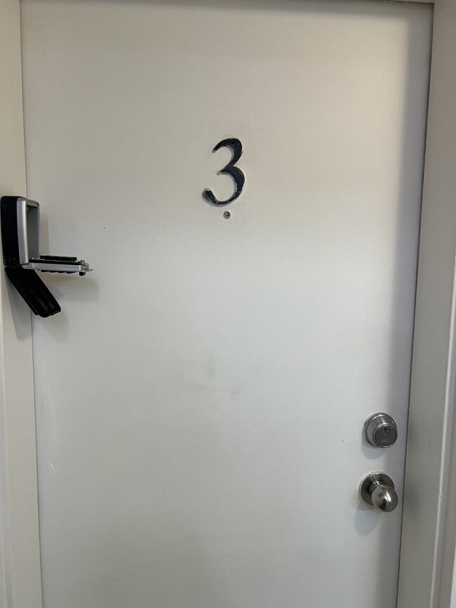 Building Photo - 150 Young St Unit 3