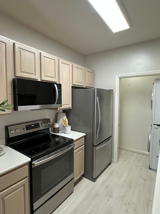 Photo - Fabulous ground floor condo, private patio, walk to train/shopping, fresh, updated, gorgeous!