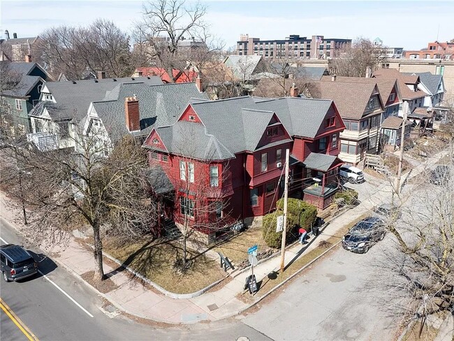 Building Photo - 636 University Ave