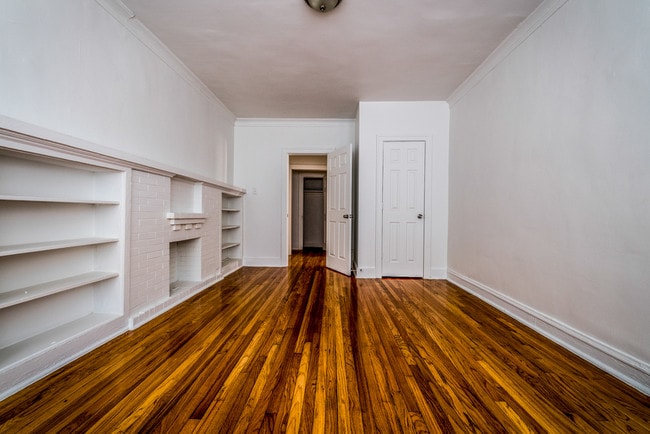 8000 S Ellis Ave