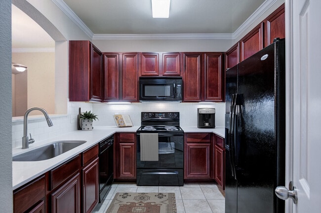 Cocina con electrodomésticos negros