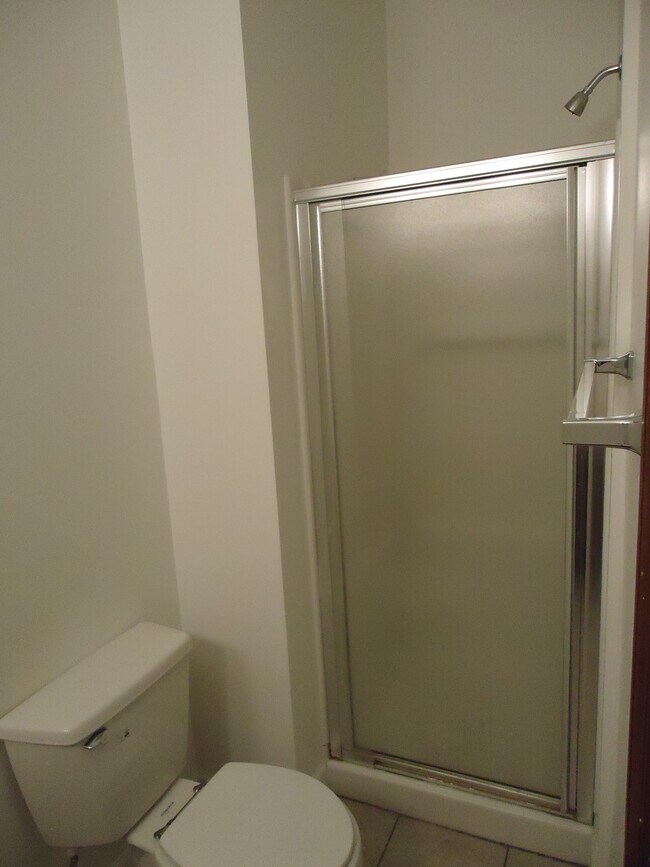 Baño del primer piso - 810 E Market St Unidad 810