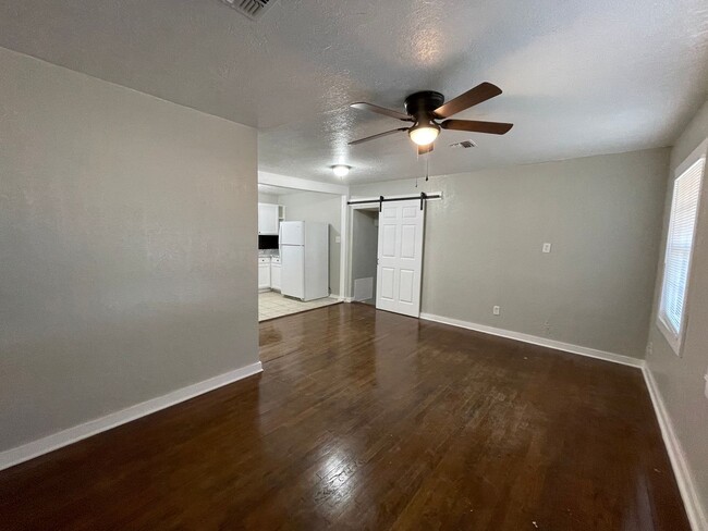 Move in special: Remodeled Northwest 2 Bed - Move in special: Remodeled Northwest 2 Bed House