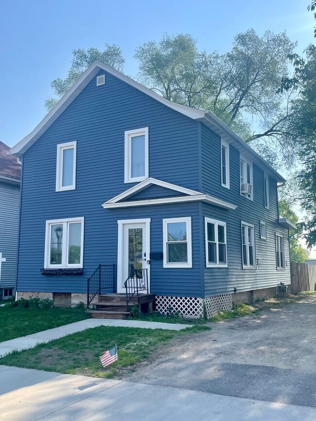 Building Photo - 714 N Broadway Ave Unit 2