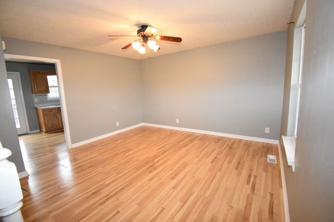 Photo - 3 Bedroom Pet Friendly Home For Rent Near ...