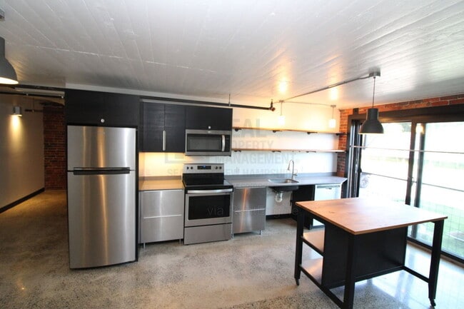 Building Photo - 710 Main St Unit 3 E