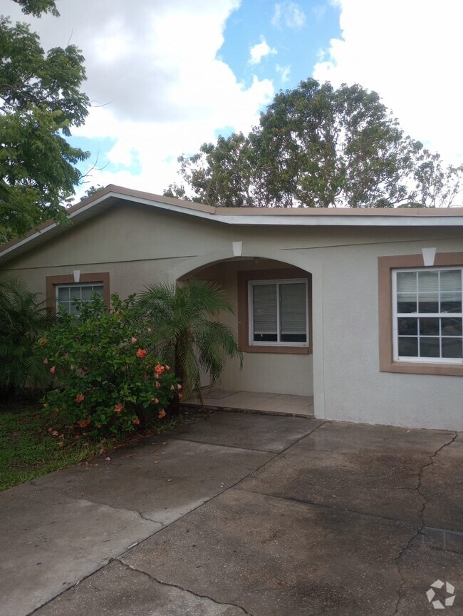 Building Photo - 2509 Sunset Dr E Rental