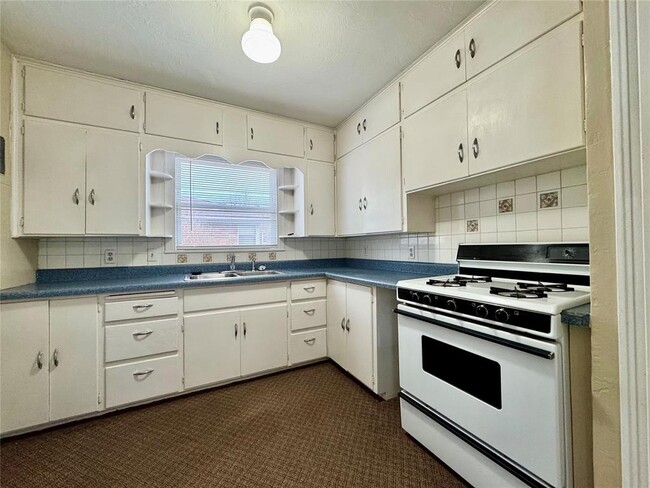 Photo - 711 N Broadway Ave