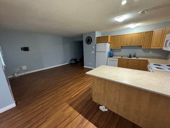 Photo - 804-888 88 Ave