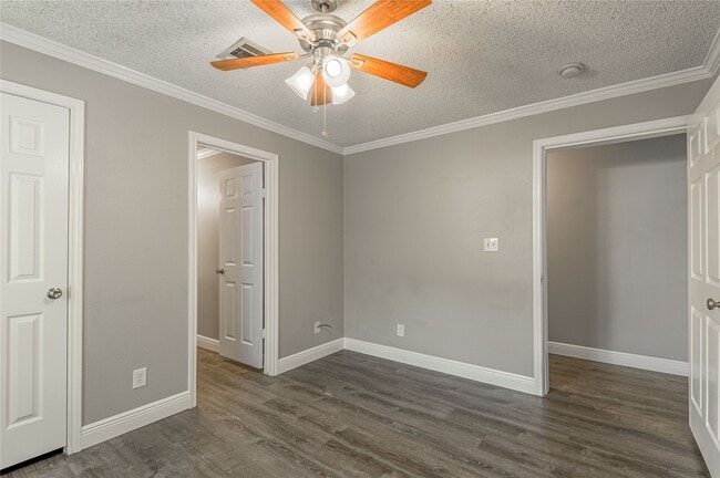 Building Photo - 164 Varsity Dr