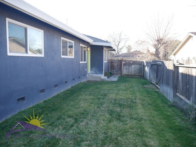 Photo - 2 Bed 1 Bath 827 Sq. Ft. Citrus Heights Duplex in Sunrise Estates