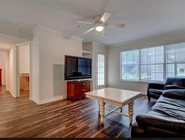 Building Photo - 501 W 26th St Unit 109