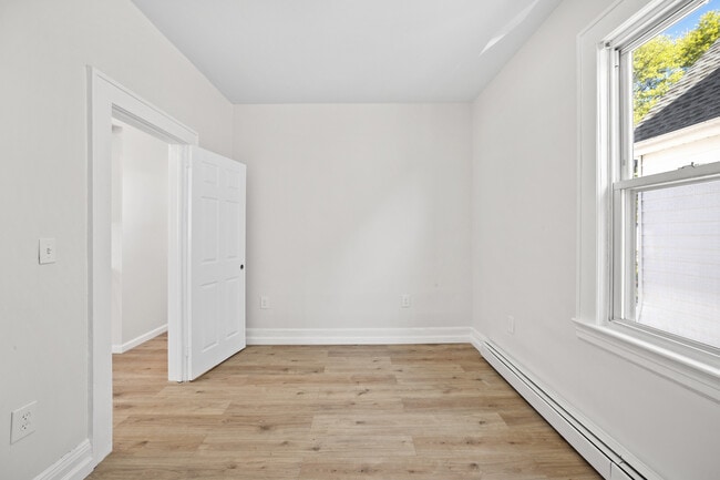 Dormitorio (1) - 129 Banta Ave Unidad 2