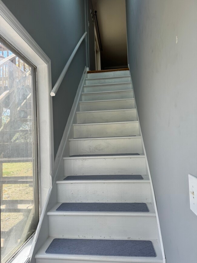 Building Photo - 25 Glenmere Ln Unit 1.5 bed upstairs apartmen Rental
