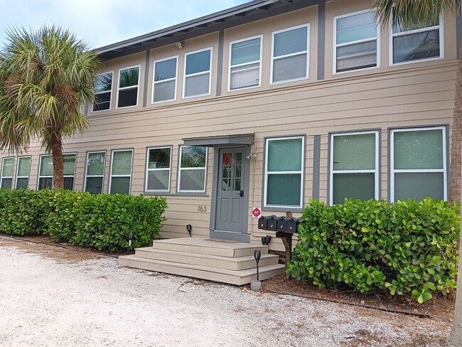 Building Photo - So darn cute - large studio close to downtown St Pete