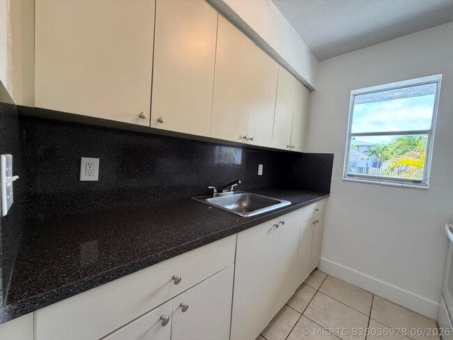 Building Photo - 2127 Davie Blvd Unit 115