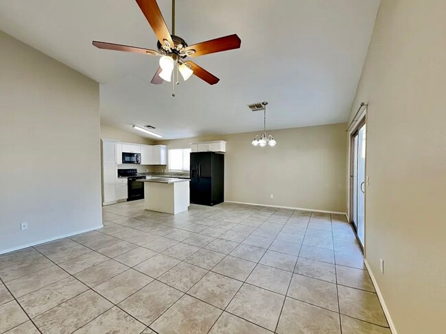 Photo - 6030 W Illini St