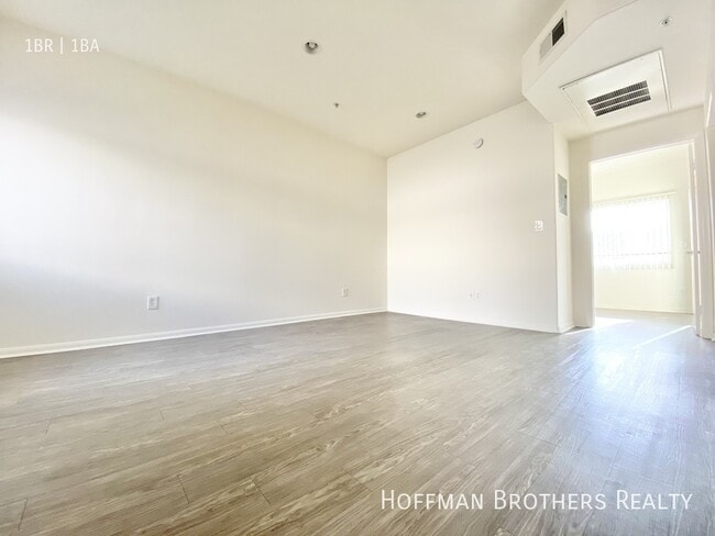 Photo - 251 Robinson St Unit 108