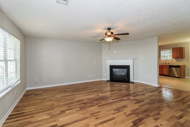 Photo - 86 Springbottom Dr SE