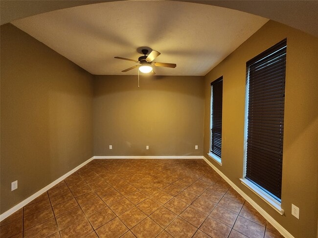 Building Photo - 716 Almond Pointe