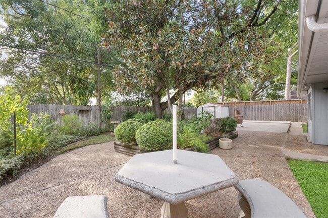 Photo - 759 Carlingford Ln