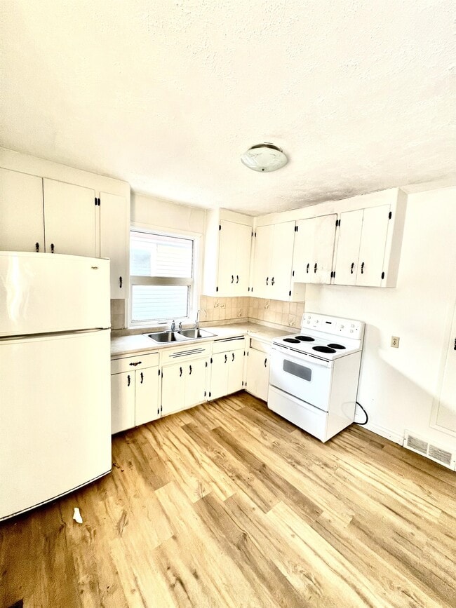 Photo - 1418-1414 14 St E