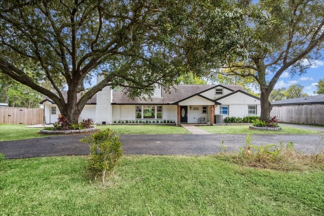 Photo - 205 W Bayou Dr