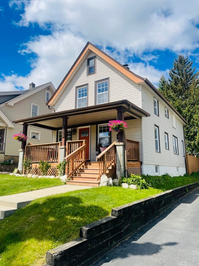 Photo - 1051 N 68th St