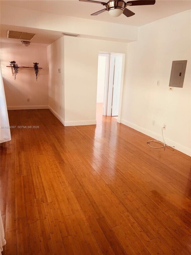 Photo - 4812 Pine Tree Dr Unidad 205