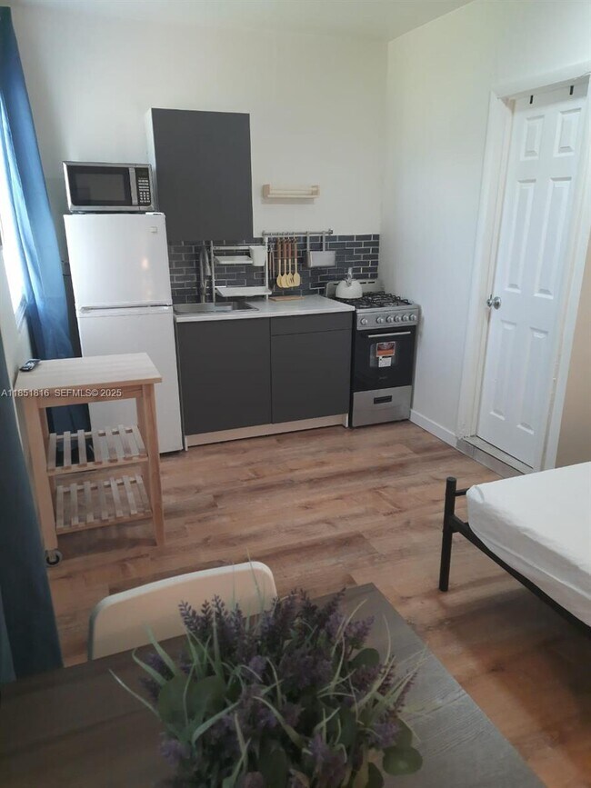 Building Photo - 709 NE 2nd Ct Unit 2