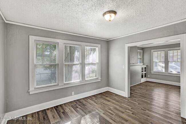 Photo - 1431 W 26th St