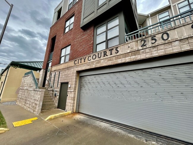 Building Photo - MOVE IN NOW OCTOBER RENT FREE - 1 Bedroom ... Unit 104