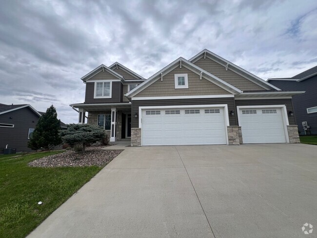 Building Photo - Beautiful 5-bed, 4-bath Single Family Home!