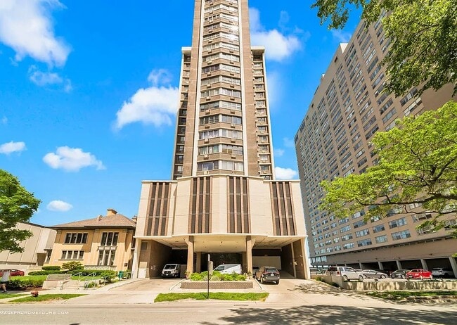 Building Photo - 6325 N Sheridan Rd