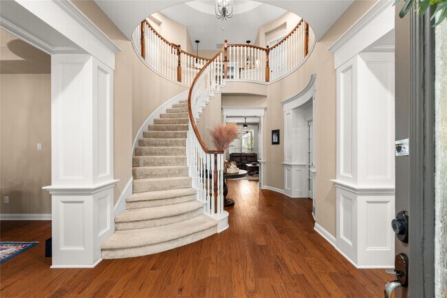 Photo - 131 E Beckonvale Cir