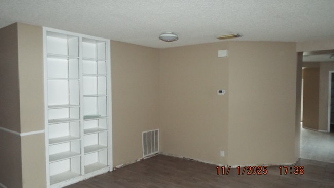 Photo - 1827 Leander