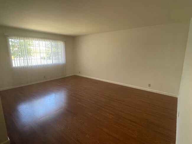 Photo - 4 bedroom with AC is seconds from Lake Eli...