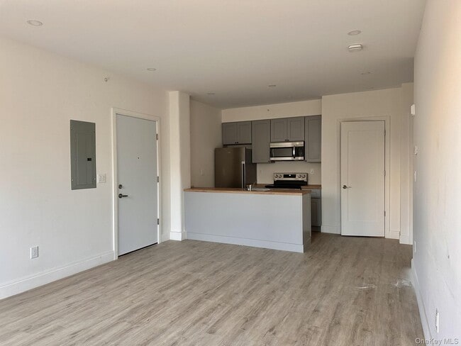 Building Photo - 362 W Merrick Rd Unit 106