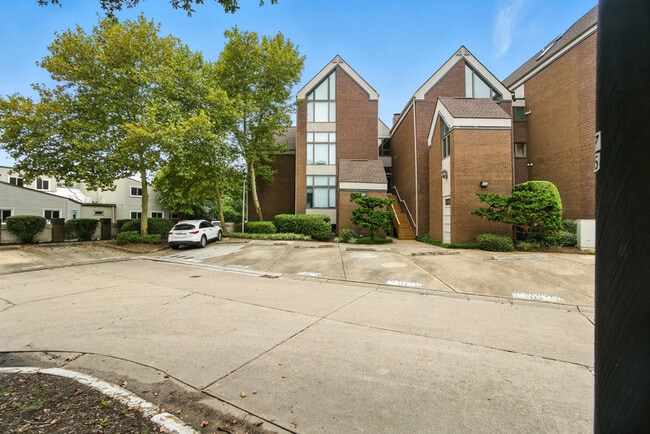 Building Photo - 696 Mowbray Arch Unit 530 Rental